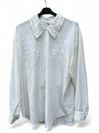 Camicette bianche con colletto ricamato