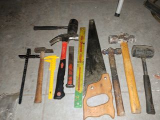 Lote de herramientas: martillos y sierra