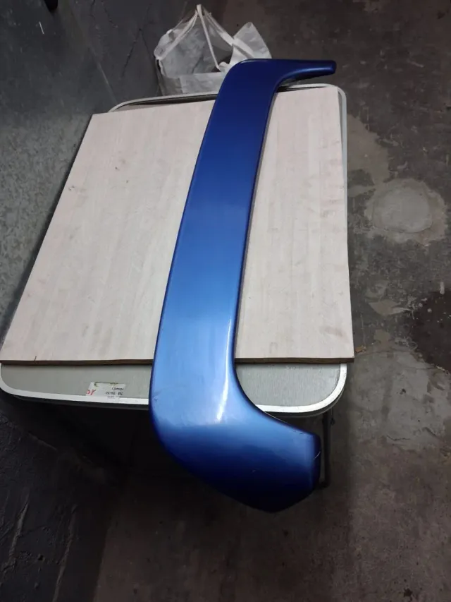 Alerón trasero Citroen Saxo azul