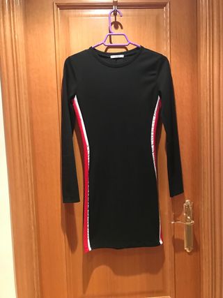 Vestido negro con detalles rojos y blancos