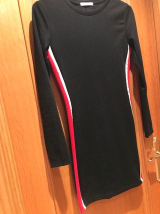 Vestido negro con detalles rojos y blancos