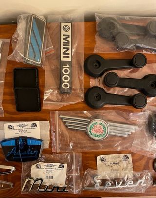 Diversos símbolos e peças Austin authi mini antigo