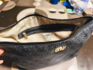 Bolso Guess Negro y Gris