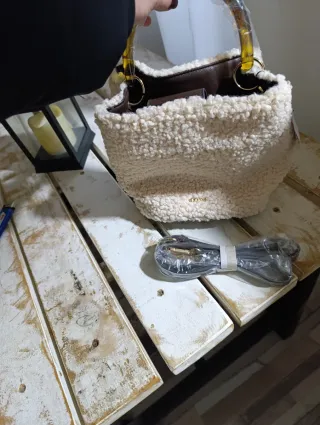 Bolso beige y marrón con asa