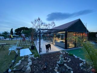 Pérgola acristalada con chimenea y buhardilla