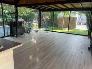 Pérgola acristalada con chimenea y buhardilla