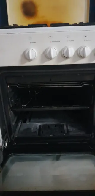 Cucina a gas bianca con forno