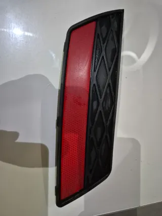 Rejilla Ford Mondeo con Catadióptrico Rojo