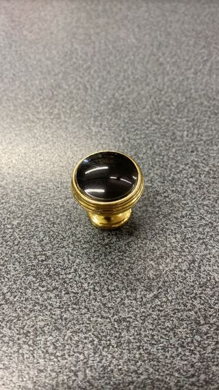 Pomello color ottone con inserto nero