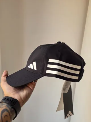 Gorra Adidas Negra con 3 Rayas