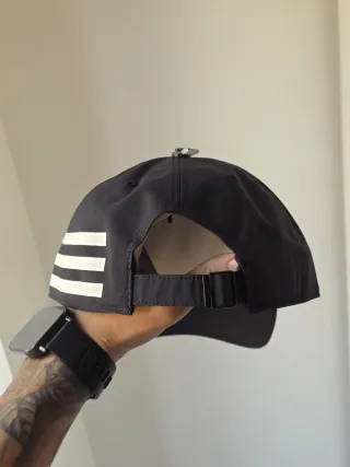 Gorra Adidas Negra con 3 Rayas
