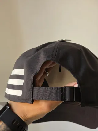 Gorra Adidas Negra con 3 Rayas