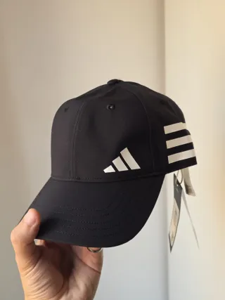 Gorra Adidas Negra con 3 Rayas