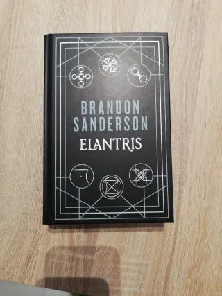 Elantris (edición limitada con cantos tintados)...