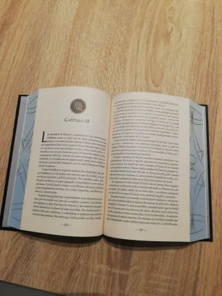 Elantris (edición limitada con cantos tintados)...