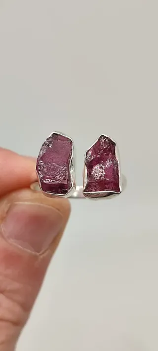 Anillo ajustable de plata y granates.