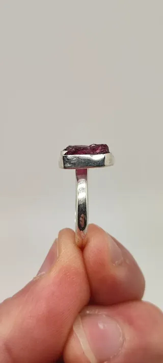 Anillo ajustable de plata y granates.