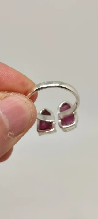 Anillo ajustable de plata y granates.