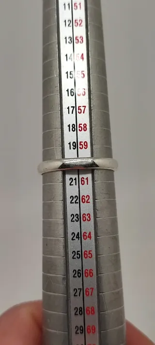 Anillo ajustable de plata y granates.