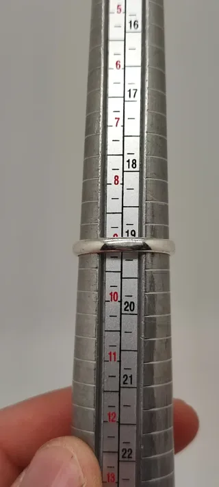 Anillo ajustable de plata y granates.