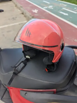 Casco de moto rojo con visera