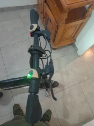Patinete eléctrico con sillín y sin cargador