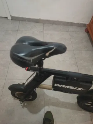 Patinete eléctrico con sillín y sin cargador