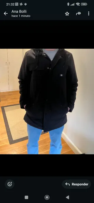 Chaqueta azul marino con capucha