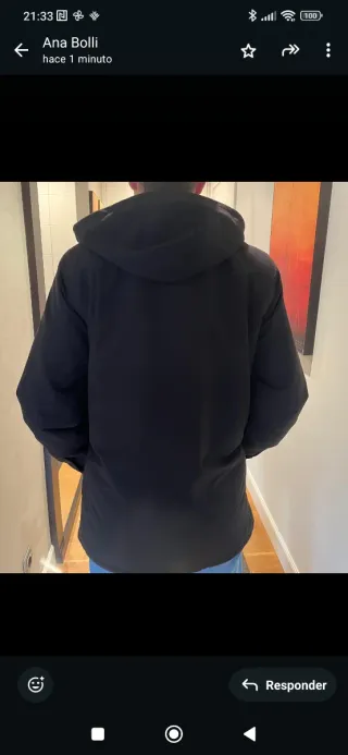 Chaqueta azul marino con capucha