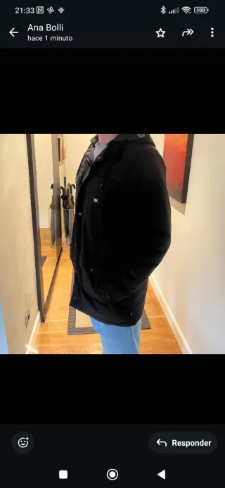 Chaqueta azul marino con capucha