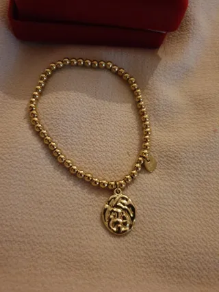 Pulsera dorada con colgante