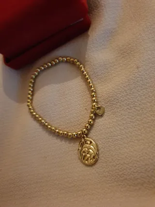 Pulsera dorada con colgante