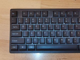 teclado con cable negro
