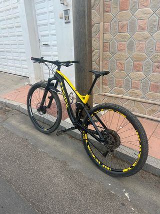 Bicicleta Canyon Negra y Amarilla