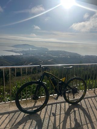 Bicicleta Canyon Negra y Amarilla