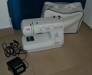 Máquina de coser Alfa Modelo 2404