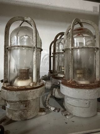 Lámpara náutica industrial antigua