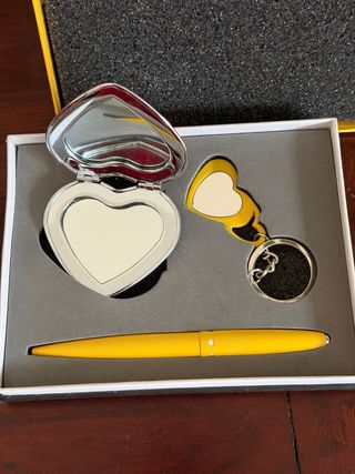 Set portachiavi, penna e specchio a cuore