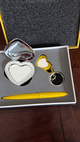 Set portachiavi, penna e specchio a cuore