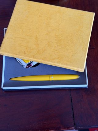 Set portachiavi, penna e specchio a cuore