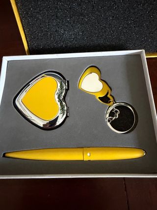 Set portachiavi, penna e specchio a cuore