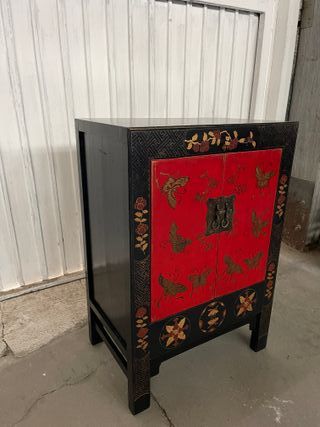 Cómoda de madera con diseño oriental