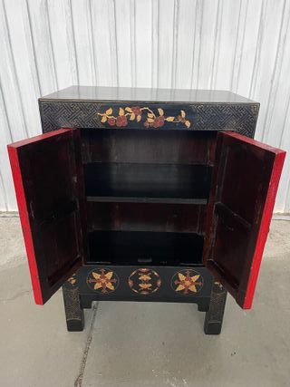 Cómoda de madera con diseño oriental