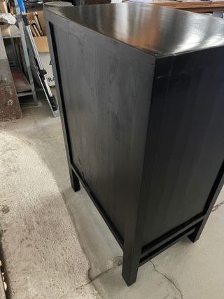 Cómoda de madera con diseño oriental