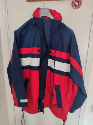 Chaquetón náutico azul y rojo