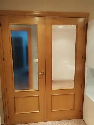 Puerta doble de madera con cristal