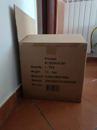 Caja llena de ropa de segunda mano que ya no uso