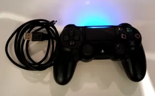 Controller PS4 e 3 giochi: Bloodborne, Days Gone, Hogwarts Legacy