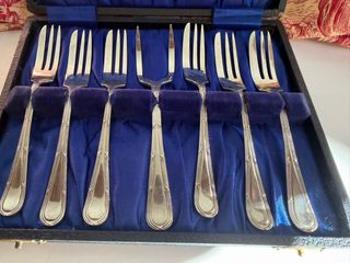 Tenedores de metal plateado con estuche