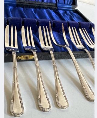 Tenedores de metal plateado con estuche